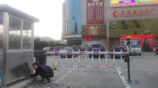 大润发购物广场车牌识别系统.jpg