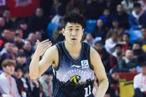 姜伟泽全场表现抢眼，正负贡献高达+11，14投7中狂揽19分4篮板7助攻，三分球5投3中展现实力