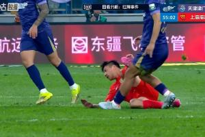 黄嘉辉大腿遭岳鑫铲球踩伤，VAR介入后改判红牌处罚